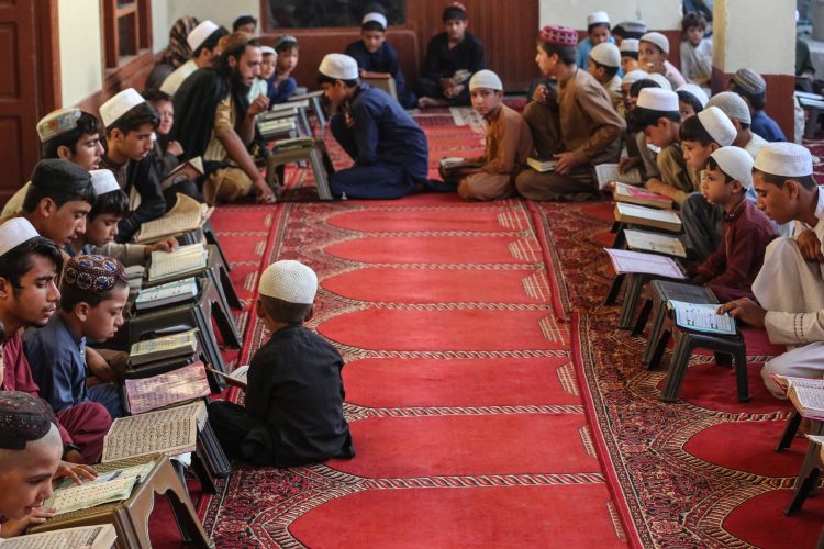 کودکان افغانستان در حال آموزش در مدرسه‌های دینی
